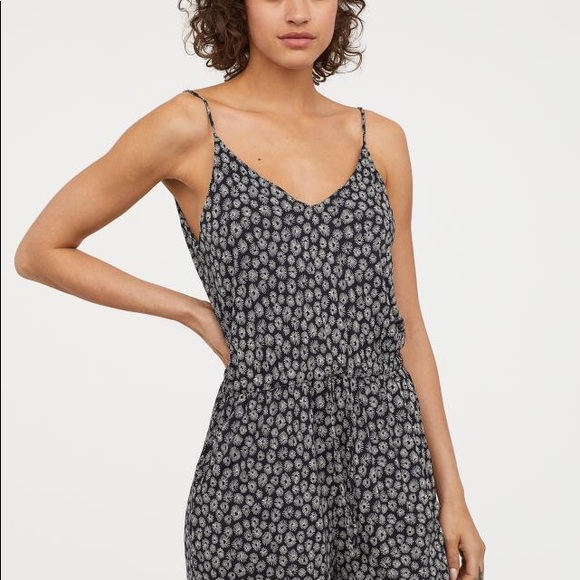 V-Neck Romper w/ Elastic Drawstring & Pockets - Picture 6 of 7